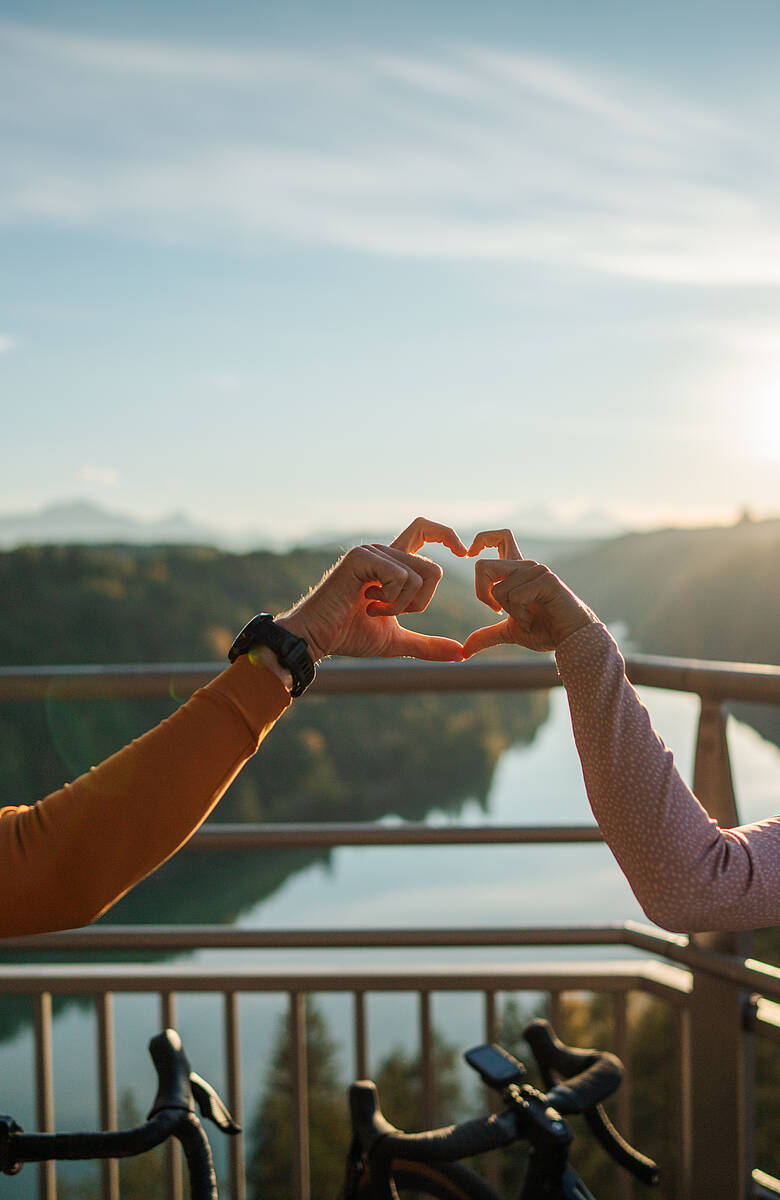 Pärchen beim Gravelbike in Südkärnten