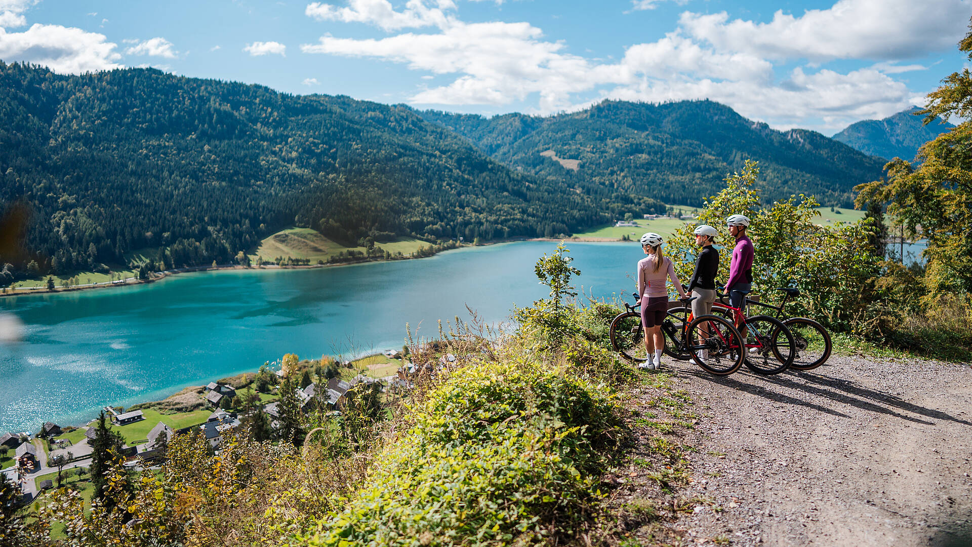 Gravelbiker unterwegs rund um den Weissensee – abwechslungsreiche Naturkulisse zwischen See, Wald und Almwegen.