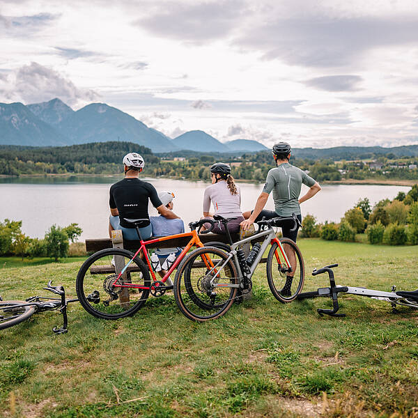 Gravelbiker unterwegs durch Südkärnten: abwechslungsreiche Strecken zwischen Seen, Feldern, Wäldern und kleinen Ortschaften – ideale Kulisse für aktive Naturerlebnisse auf dem Gravelbike
