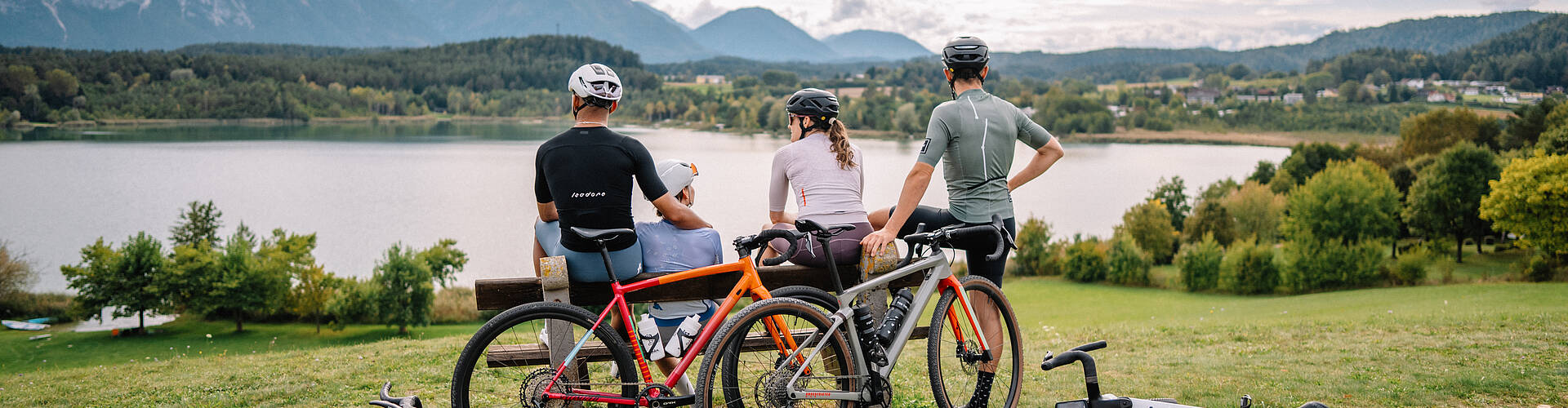 Gravelbiker unterwegs durch Südkärnten: abwechslungsreiche Strecken zwischen Seen, Feldern, Wäldern und kleinen Ortschaften – ideale Kulisse für aktive Naturerlebnisse auf dem Gravelbike