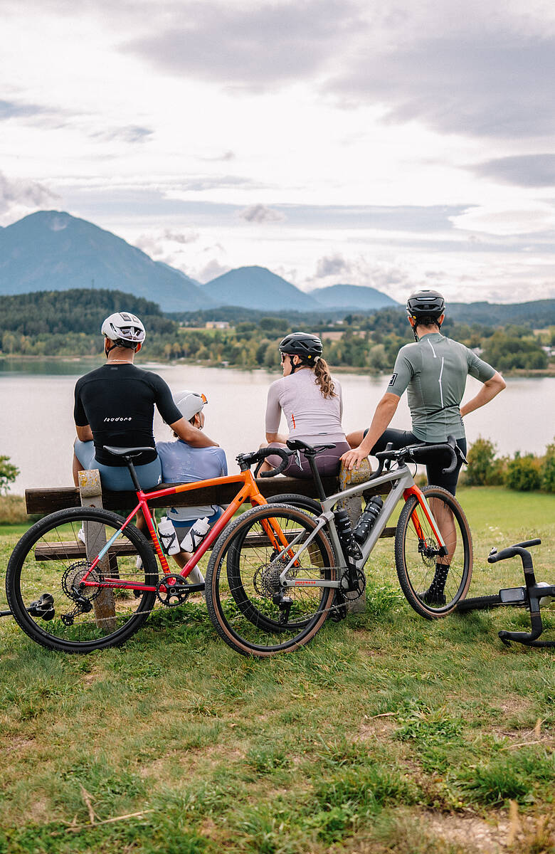 Gravelbiker unterwegs durch Südkärnten: abwechslungsreiche Strecken zwischen Seen, Feldern, Wäldern und kleinen Ortschaften – ideale Kulisse für aktive Naturerlebnisse auf dem Gravelbike